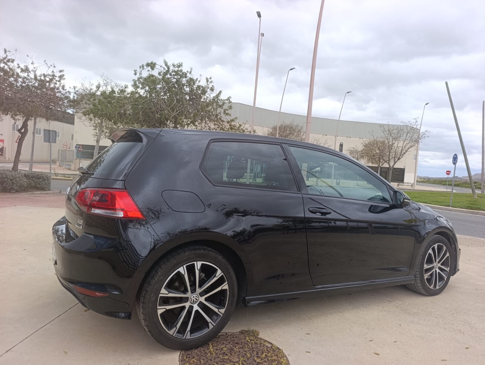 VOLKSWAGEN GOLF 1.6 TDI R LINE